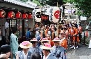 渡御列整え木が入るのを待つ。'10.08.08.