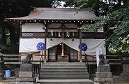 高台の拝殿。'10.08.08.