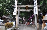 樹木生い茂る境内。'10.08.08.