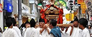 ルミエール商店街を渡御する本社。'10.08.22.