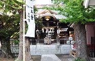 神楽殿前に宮入の担ぎ棒がある。'10.09.12.