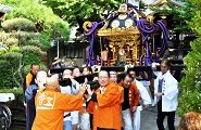 鳥居下へ進んでくる。'10.09.12.