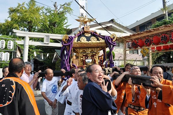 鳥居前までこじんまり力合わせての宮出し。'10.09.12.