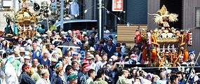 糀谷南交差点を横断しだす濱竹と糀谷。'10.09.05.