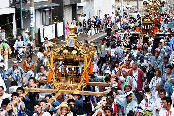 炎天下にも負げず糀谷通りでの三社連合渡御。'10.09.05.