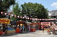 境内が広くて夜店が建ち並ぶ。'10.09.05.