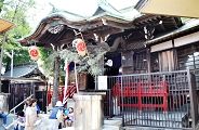 南東向きに建つ本殿。'10.09.05.