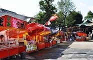 広々とした境内に屋台が並ぶ。'10.09.05.