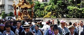 ぶれもせず方向転換する宮神輿。'10.09.05.