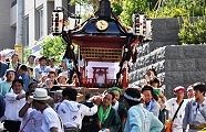 路地坂道を下りてくる。'10.08.22.