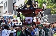 お神酒所前で神輿揉み。'10.08.22.