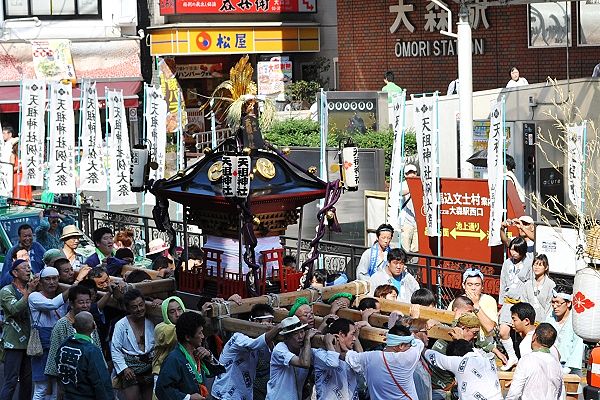 JR大森駅前の池上通りを悠然と渡御。'10.08.22.