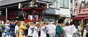 坂道の池上通りを下りてくる。'10.08.22.