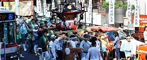 大森駅前の車輛を掻き分け渡御。'10.08.22.