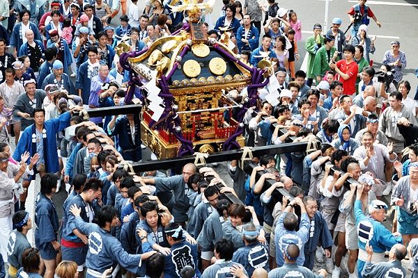 ロータリーの大観衆から神輿揉みに拍手喝采。'10.09.12.