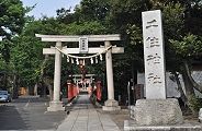 千住神社の長い参道。'10.09.12.