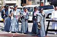引渡し見守る氏子役員。'10.09.12.