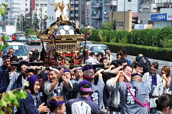 こじんまりと日光街道を逆行して渡御。'10.09.12.