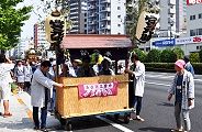 お囃子が先導していく。'10.09.12.