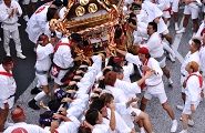 神輿受け止め役も必死。'10.09.12.
