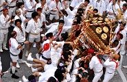 神輿が反動で倒れこむ。'10.09.12.