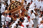 神輿台座持ちは真剣。'10.09.12.