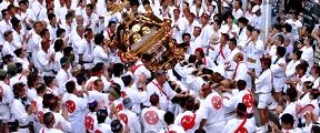威勢よく豪快に神輿振り。'10.09.12.