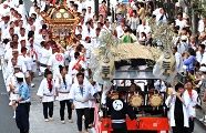 大祭隊列整えて駅前へ渡御。'10.09.12.
