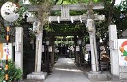 参道に鳥居二本。'10.09.12.