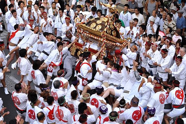 勇壮な神輿振りが北千住駅前での披露。'10.09.12.