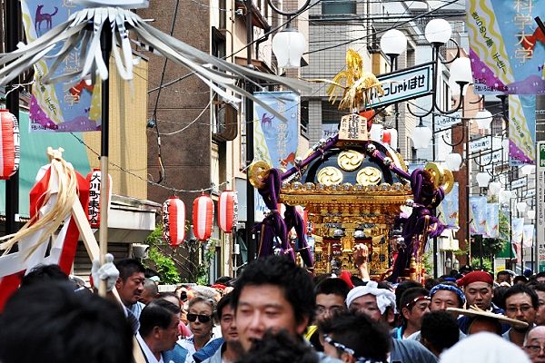 美形の江戸末期の宮神輿が商店街を渡御。'10.09.12.