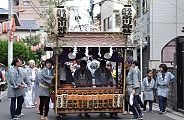 祭礼盛り上げるお囃子屋台。'10.09.12.