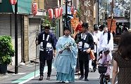 祭礼隊列先導する神職。'10.09.12.