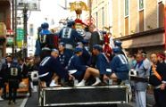 宮元からトラック移送神輿が到着。