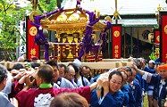 鳥居前参道から宮出し。'10.09.19.