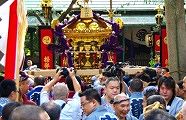 鳥居を潜り神社通りへ。'10.09.19.