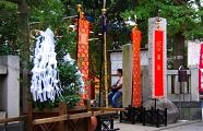 待機する渡御列の祭列幟。'10.09.19.