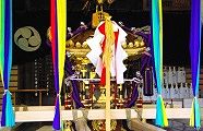 宮神輿が拝殿に鎮座。'10.09.19.