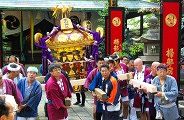 宮出しのため鳥居前へ。'10.09.19.