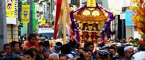 電柱を神輿が左右に振って渡御。'10.09.19.