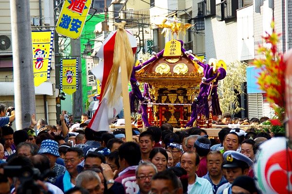 ミリオン通り商店街を北進する仲町氷川神社。10.09.19.