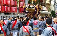鳥居前路上からの宮出し。'10.09.19.