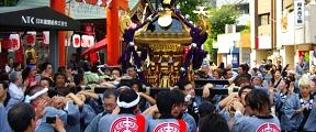 朱塗り鳥居の境稲荷神社前。'10.09.19.