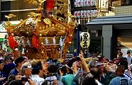 初お披露目の神輿揉み繰り返す。'10.09.19.