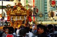 ビルの反射鏡が神輿照らす。'10.09.19.