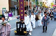 神職と社旗と鉄棒と担ぎ太鼓。'10.09.19.