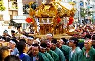 宮神輿も担ぎ手も嬉しそう。'10.09.19.