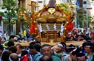 赤レンガ通を北進してくる。'10.09.19.