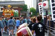 お披露目渡御に和太鼓が迎える。'10.09.19.