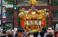 増上寺山門前での神輿揉み。'10.09.19.